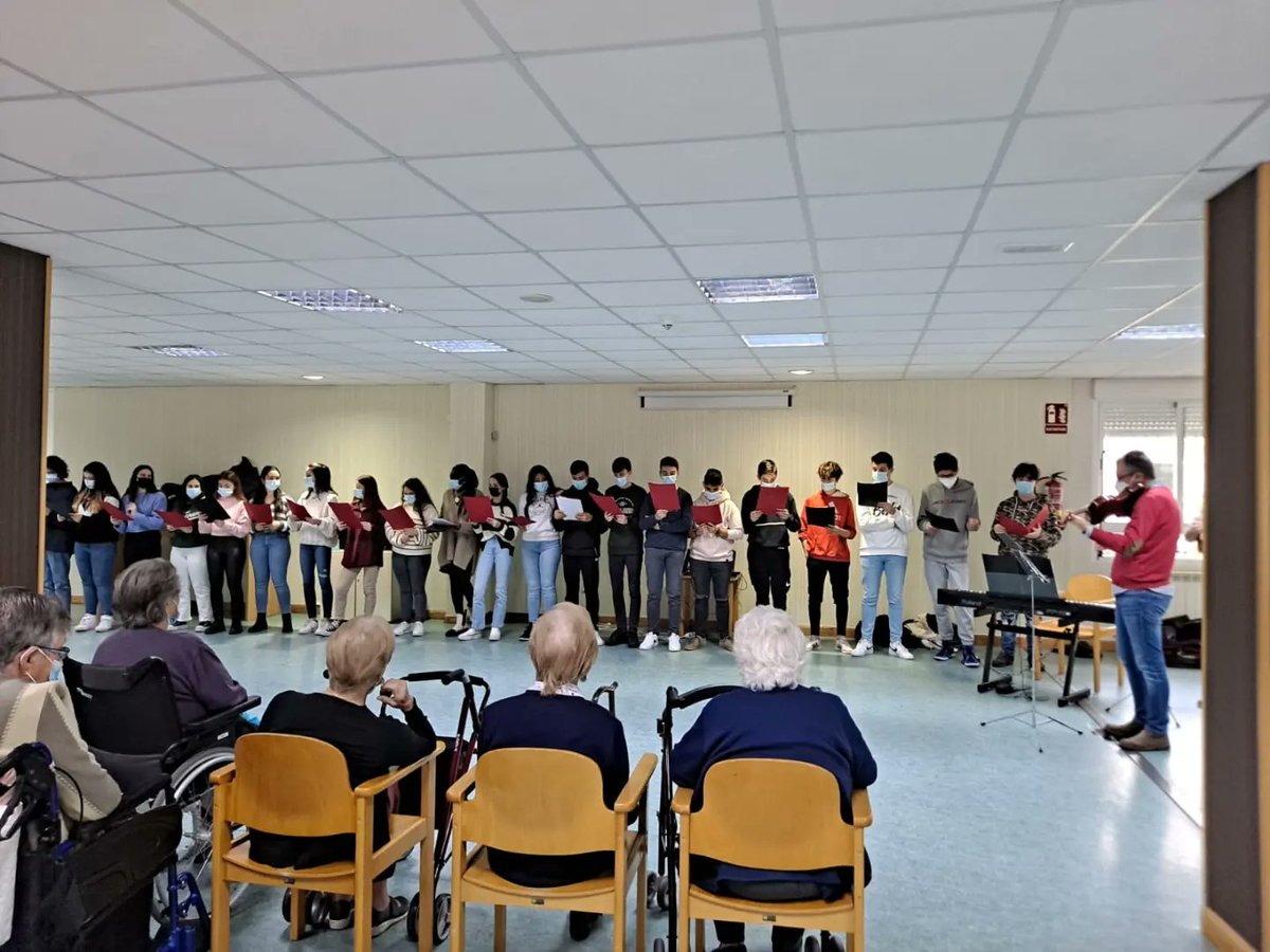 IESORIBCEGA's tweet photo. Llevar música, alegría y emoción 🎵🎶a una residencia de ancianos de la mano de los alumnos es, probablemente, una de las actividades más gratificantes de la labor de un docente ❤️. @MojadosAyto @SolidaridadIn https://t.co/lDn5bS95TP