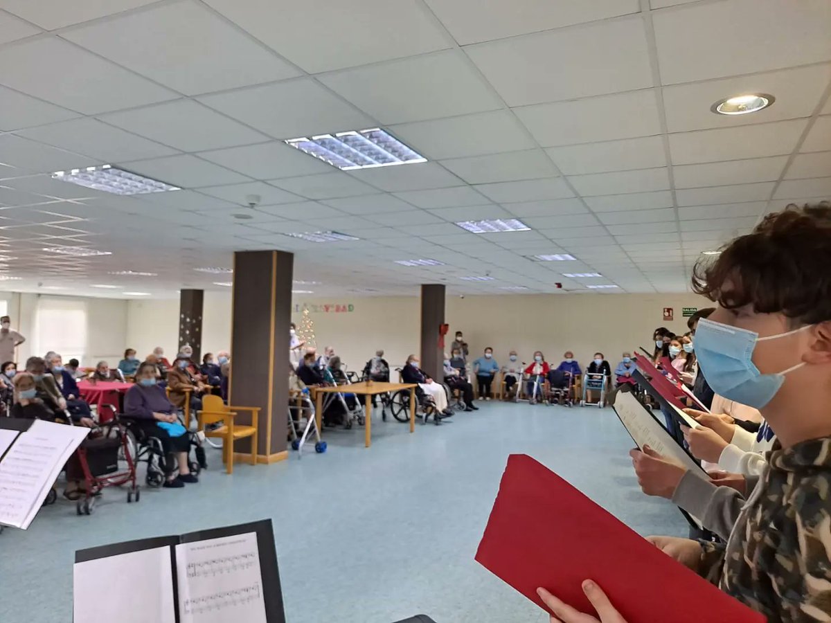 IESORIBCEGA's tweet photo. Llevar música, alegría y emoción 🎵🎶a una residencia de ancianos de la mano de los alumnos es, probablemente, una de las actividades más gratificantes de la labor de un docente ❤️. @MojadosAyto @SolidaridadIn https://t.co/lDn5bS95TP
