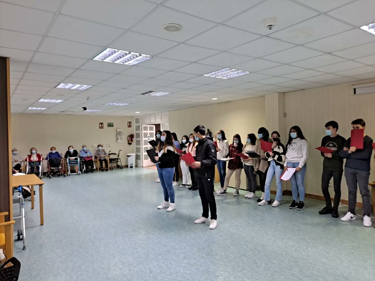 IESORIBCEGA's tweet photo. Llevar música, alegría y emoción 🎵🎶a una residencia de ancianos de la mano de los alumnos es, probablemente, una de las actividades más gratificantes de la labor de un docente ❤️. @MojadosAyto @SolidaridadIn https://t.co/lDn5bS95TP