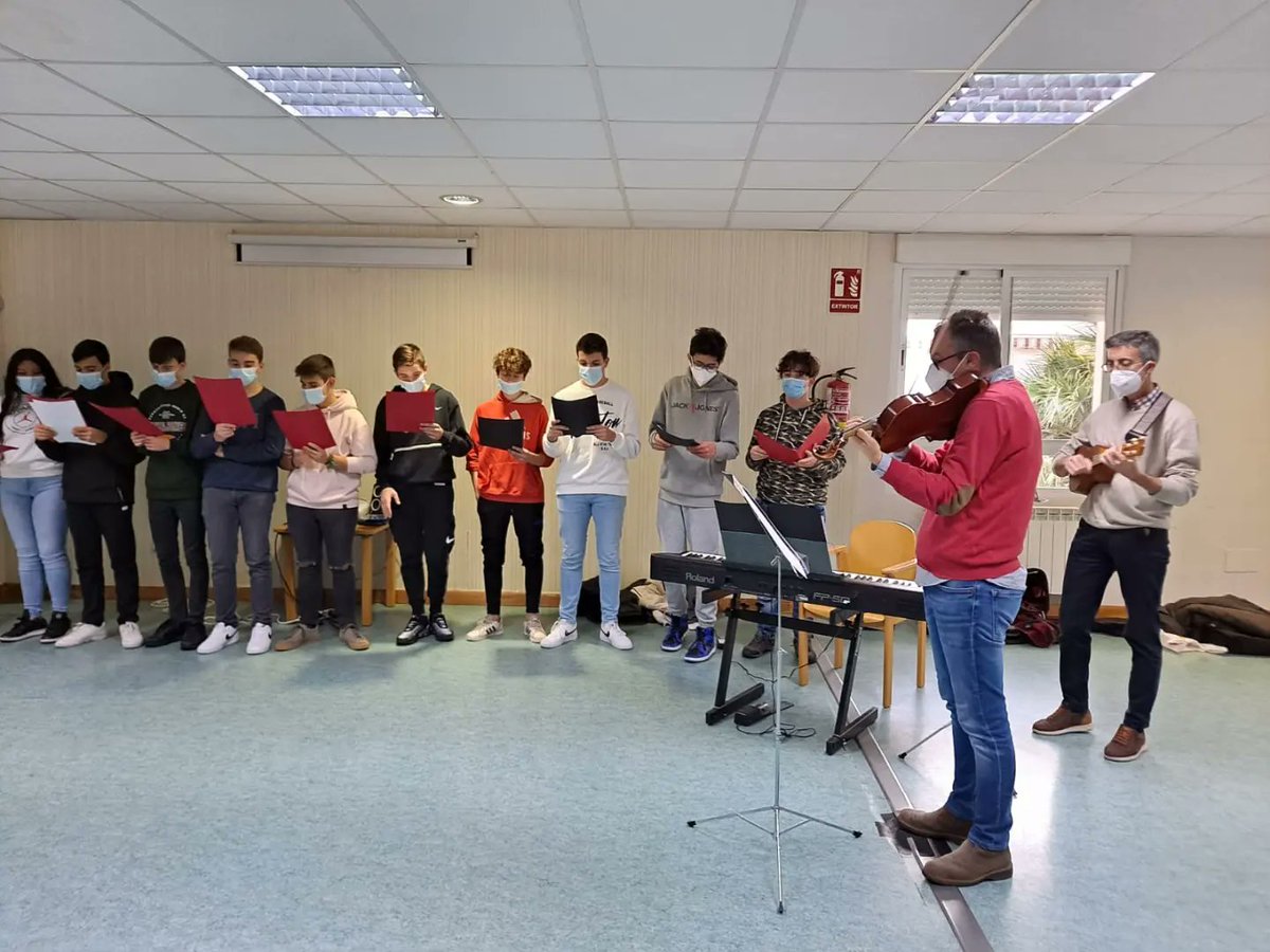 IESORIBCEGA's tweet photo. Llevar música, alegría y emoción 🎵🎶a una residencia de ancianos de la mano de los alumnos es, probablemente, una de las actividades más gratificantes de la labor de un docente ❤️. @MojadosAyto @SolidaridadIn https://t.co/lDn5bS95TP