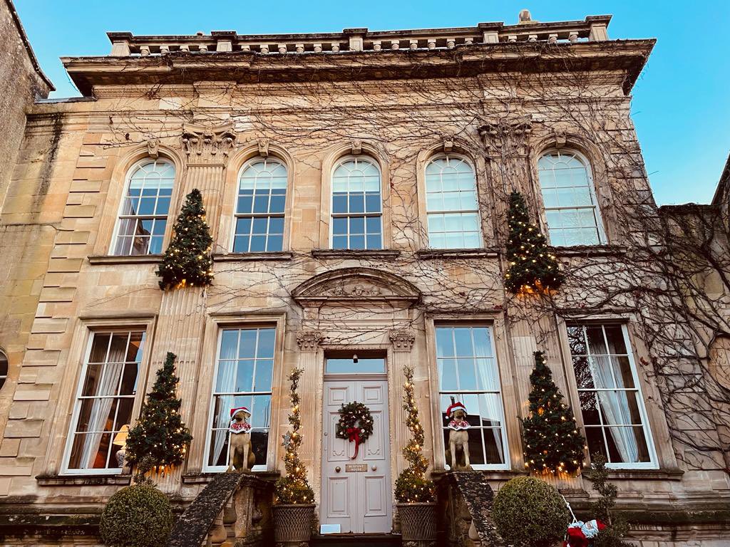 TomLong78's tweet photo. Gorgeous #family afternoon out in beautiful #ChippingCampden.

First #turkey dinner of the season at the #EightBells, and a stroll round town on the shortest day of the year…

#Cotswolds #Christmas 🎅🏼❄️☃️ https://t.co/iNFifk5amZ