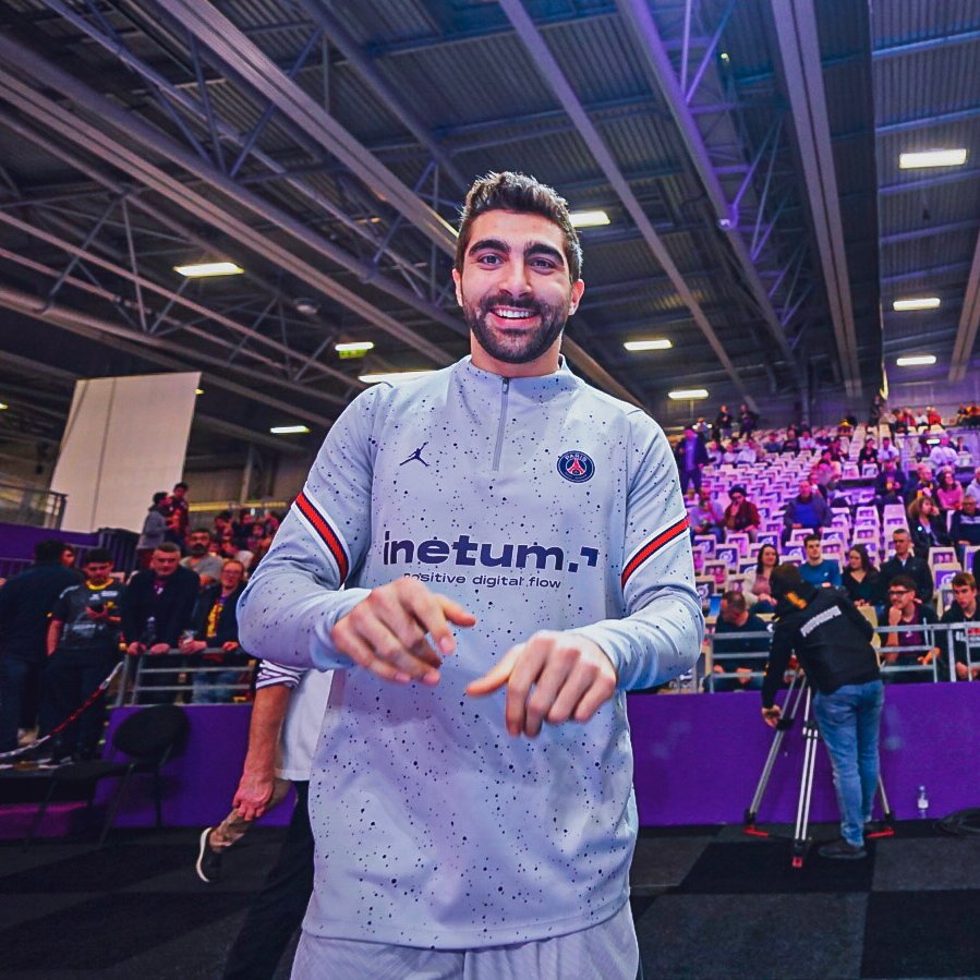 Hep qui voilà ! Tranquille sur ton aile hein 😉

#HBCNPSG | #SagaXXL