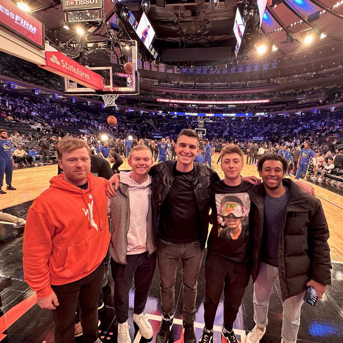 TalentVsl's tweet photo. There was a #VSLAlumni reunion at last nightβs game in @TheGarden! π½π
Nothing makes us happier than seeing #VSLTalent alumni cross paths in the industry.ππ½
#VSLTalent #HallPassMedia #VSLNetwork https://t.co/ACufCwVQcq