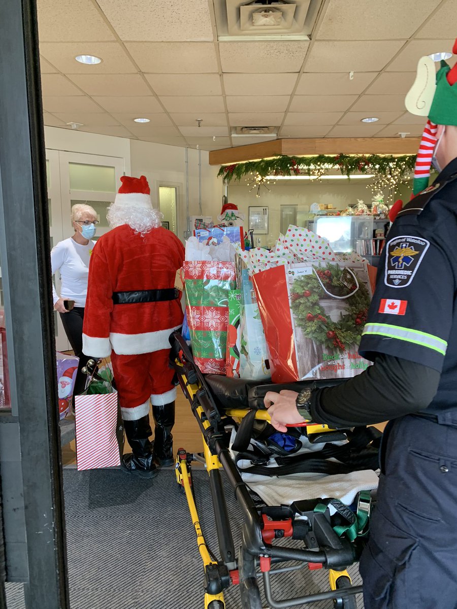 SantaToSeniors's tweet photo. We make a good entrance! Dropping off gifts to seniors at Forest Heights LTC! 🎅🏼🎁✨

#santatoseniors #community https://t.co/RqVkOksT4J