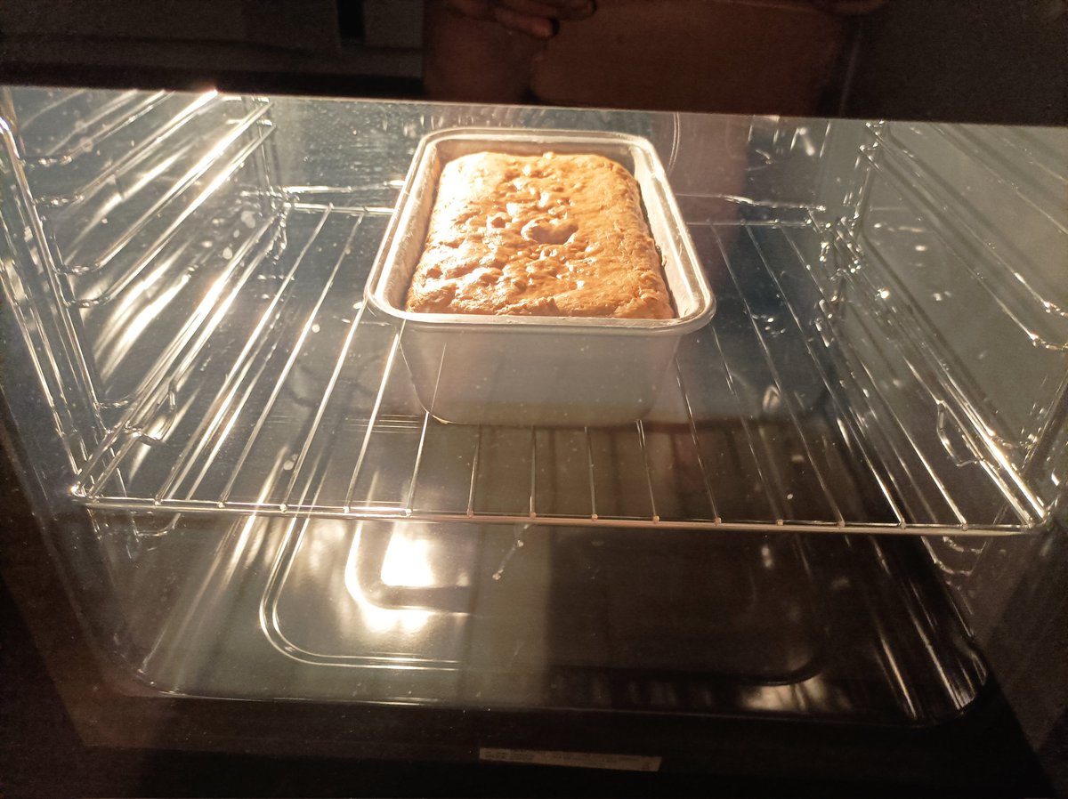 IamHula's tweet photo. Jouluvalmistelut menossa. Nyt vuorossa taatelikakku. Juuri laitoin uuniin. Nyt vaan odotetaan. 🤤😋🤭 #baking #datecake #foodtweet #ruokatwiitti #taatelikakku https://t.co/SSfCfSepsv