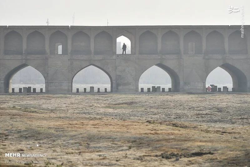 از هوای آلودش بگیم یا از بی آبیش؟
#مهسا_امینی  #اصفهان