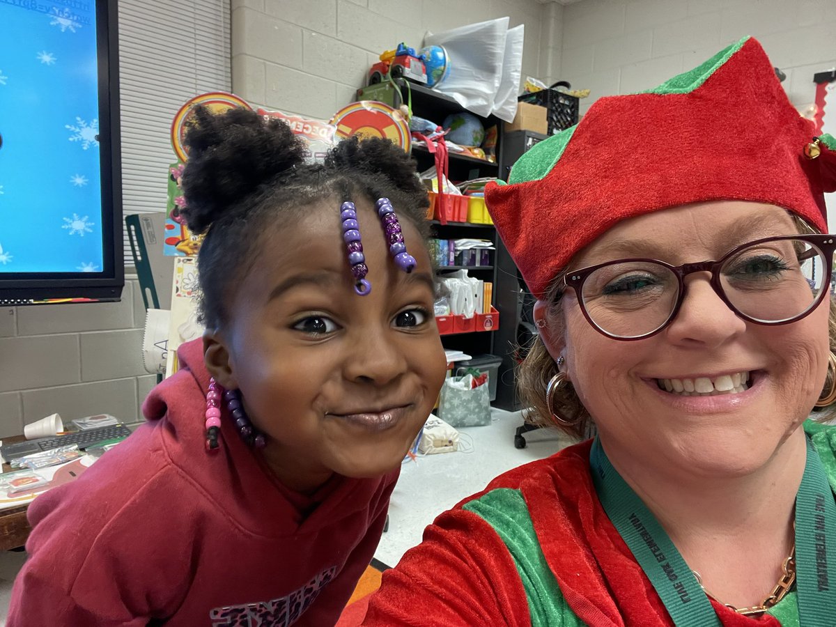TorresKCubs's tweet photo. These babies came in their PJ’s to enjoy the last day of school before break! They’ve wanted to get a picture with the tree for a week now! 😊We love our kiddos so much! Happy holidays everyone! @LIVEOAKELEM @Samantha_Fuhrey  @NewtonCoSchools https://t.co/nEtfTejdSy