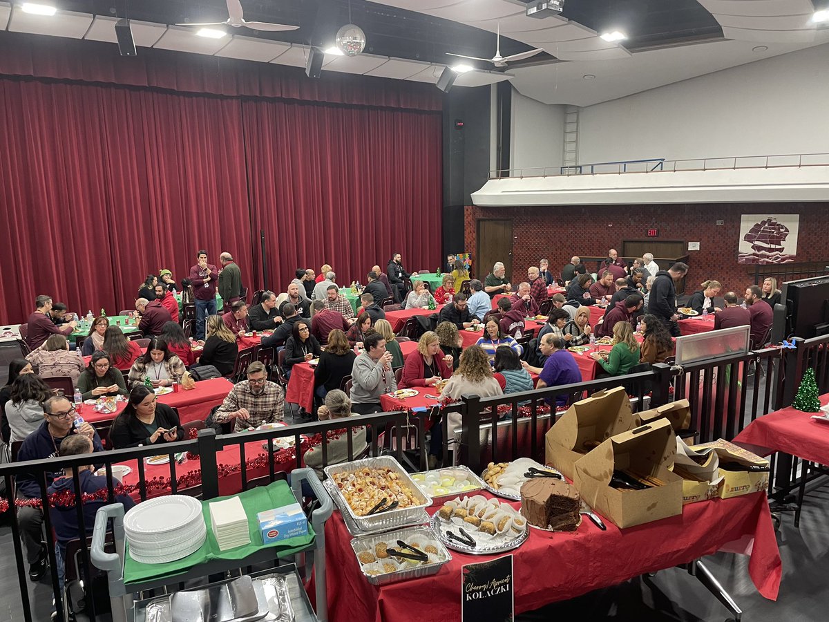 touliosedD's tweet photo. What’s a great holiday event for the #schoolofvictory. Thank you Board of Education,Faculty/Staff and Community of District 217. #iamargo #argocommunitystrong. https://t.co/b6WQDV0Mv7