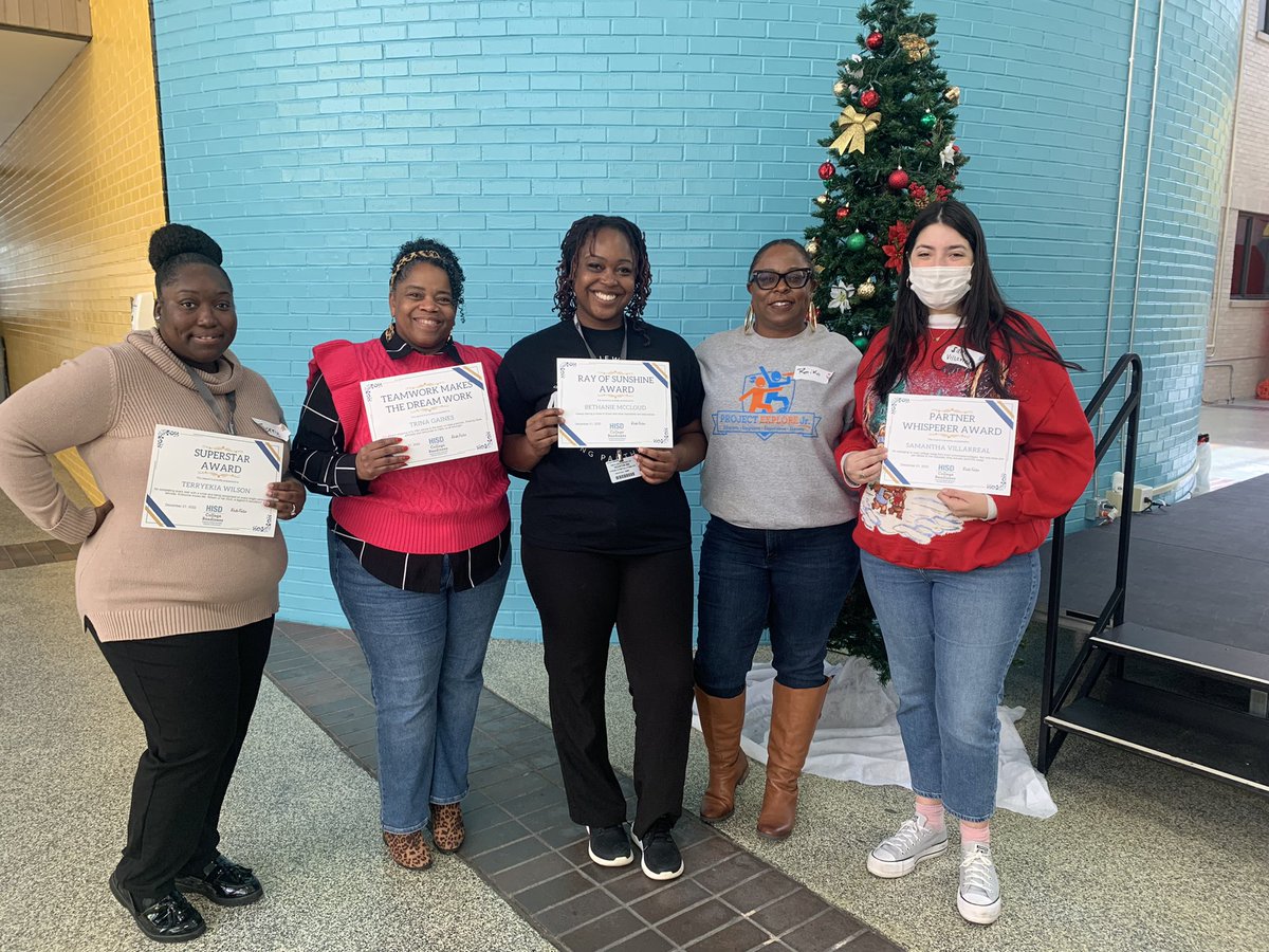 HisdProjectExJr's tweet photo. Wishing everyone a safe and fun break! Happy holidays from your Project Explore Jr team! https://t.co/jey5n2R1aL