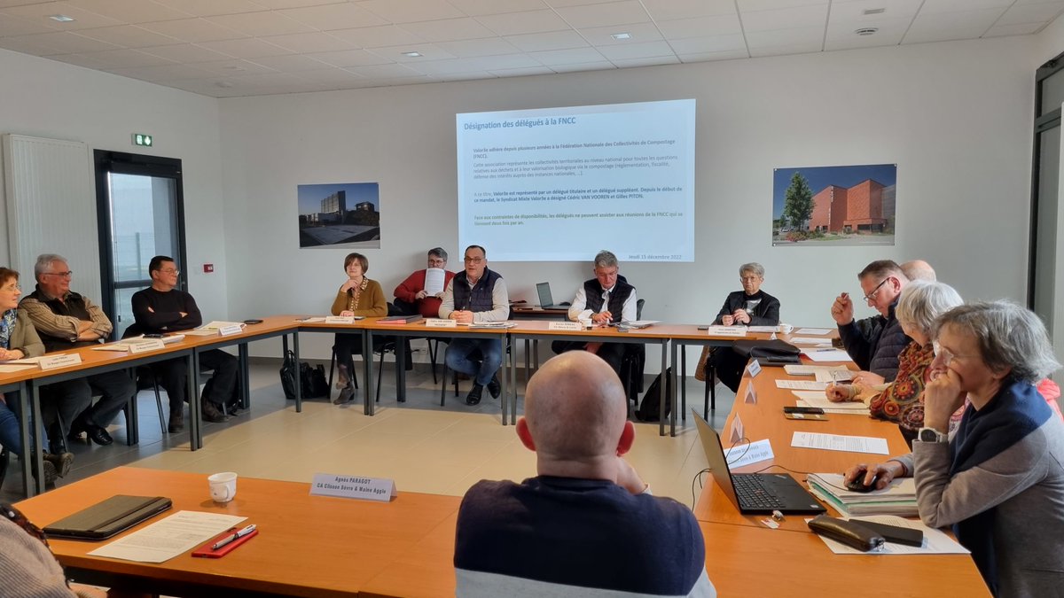 valor3e's tweet photo. 5 groupes de #travail composent #valor3e : renouvellement du marche d'exploitation de Bourgneuf-en-Mauges, reconversion du centre de #tri de Saint-Laurent-des-Autels, gestion des #transferts, innovation et nouveaux flux, #finances et recherches de financements. https://t.co/liIBrAsKfb