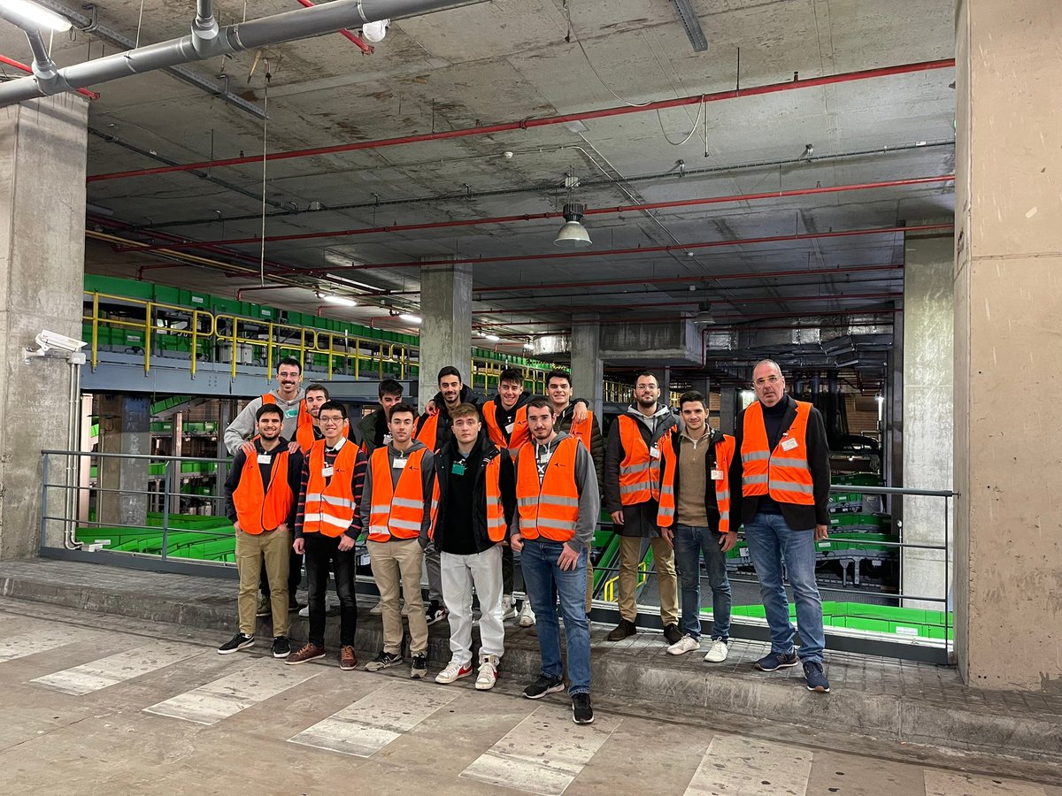 XavierRocaRamon's tweet photo. Visites  personalitzades a interior aeroport Prat-BCN amb els meus alumnes d’Aeroports del Màster d’Enginyeria Aeronàutica 👍👍 @eseiaat_upc  @FrancescReus  
Moltes gràcies a @SoniaCorrochano i @aena https://t.co/S8TiRhDbxl