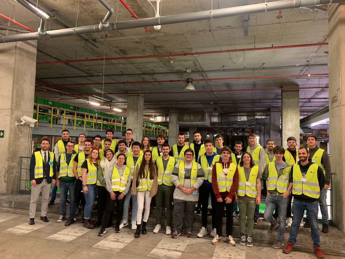 XavierRocaRamon's tweet photo. Visites  personalitzades a interior aeroport Prat-BCN amb els meus alumnes d’Aeroports del Màster d’Enginyeria Aeronàutica 👍👍 @eseiaat_upc  @FrancescReus  
Moltes gràcies a @SoniaCorrochano i @aena https://t.co/S8TiRhDbxl