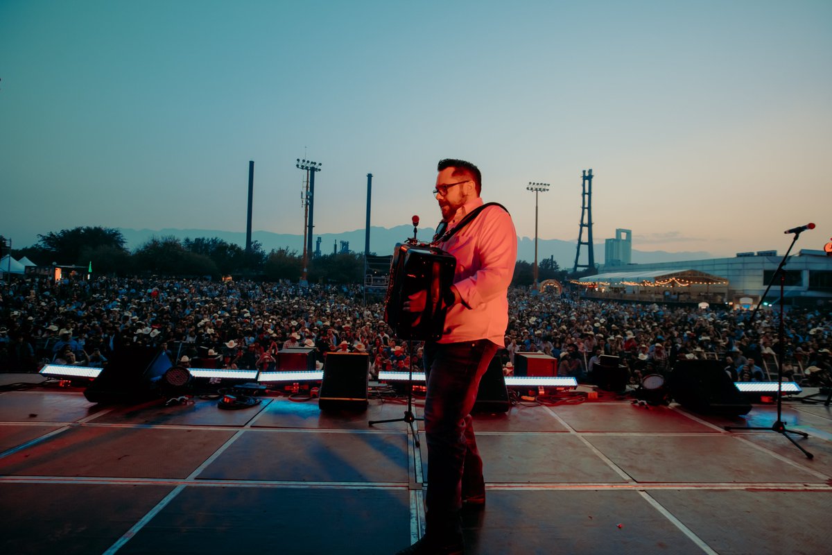 NortexFestival's tweet photo. . #UnNuevoOro nos regaló el atardecer más bonito de todo el año en #Nortex2022 el pasado 10 de diciembre  🌅 🙌 ¿Cuál fue tu canción favorita? ❤️‍🔥🎶

#YoSoyNortex https://t.co/KUe8vzai8x
