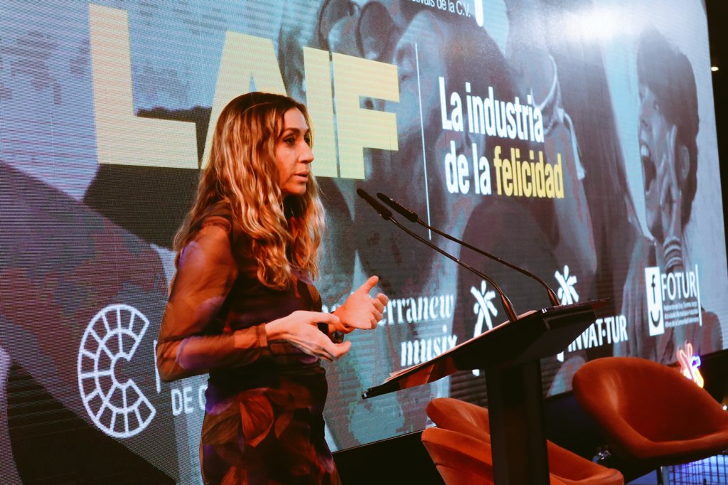 GVAagricultura's tweet photo. 🎤La consellera @isauranavarro destaca la necessitat d'apostar per la sostenibilitat a les jornades 'Els festivals del futur' organitzades per #Promfest.

♻️Reducció de residus, reutilizació de l'aigua, eficiència energètica, economia de proximitat, productors locals, etc. https://t.co/KtOKY40aOm