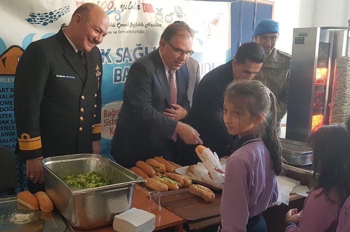 focailcetarim's tweet photo. 100.Yılda Su Ürünleri ile Sağlıklı Nesiller Projesi Valiliğimiz koordinesinde İl Tarım ve İl Milli Eğitim Müdürlüğü işbirliği ile Bağarası Cemil Midilli İlkokulunda Balık Döner Şenliğinin onuncusu; Kaymakamımız ve İlçe Müdürümüzün katılımıyla gerçekleşti
@Ozenmustfa 
@HrunTRCN35 https://t.co/JI11oMdOF7