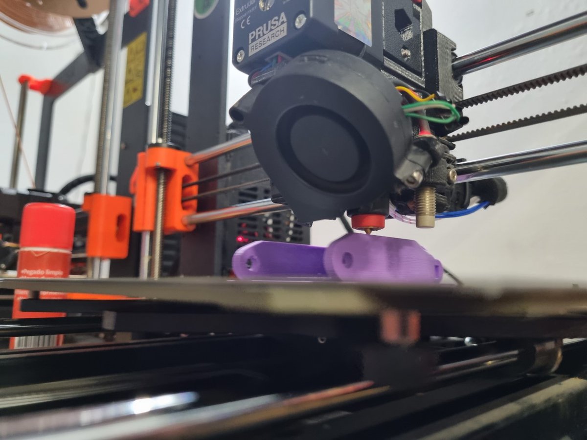 E3DOnline's tweet photo. One of our old interns, @dan_willm, recently came back from Colombia where he volunteered at @Humanos3D, a charity which changes lives by 3D printing prosthetics. We shipped them some Revo's to and Dan was able to install them before he left 💙

#3DP #E3D #Columbia #Humanos3D https://t.co/Jh2XnXnehe