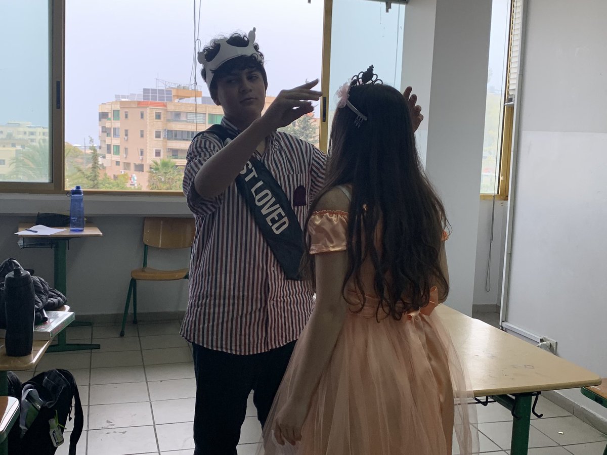 Samahafaraaoun2's tweet photo. أبدع طلّاب المنهج الأجنبي في القسم المتوسّط في التعبير عن فخرهم بلغتهم العربيّة عبر #سرد_القصص #تقديم_عروض و #تمثيل_الأدوار #لغتنا_فخرنا @Hhhsinfo   @dina_jradi @RimaBissani @DidiSaleh10 https://t.co/zoo51YvwHq