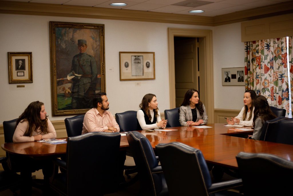 NetworkBolivar's tweet photo. 🔔JOIN US! Looking for ways to get involved with Hispanic/Latinx alumni at the University of Virginia and beyond? We’re a growing Board with a variety of subcommittees.

Interested or want to learn more? Send us a private message or email us at TheBolivarNetwork@gmail.com. https://t.co/yWjFk8L0GR
