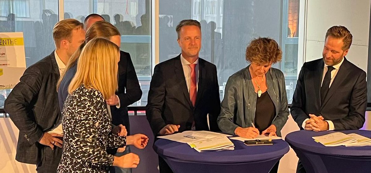 woonborg's tweet image. Vanmiddag zijn in Emmen de woondeals ondertekend door gedeputeerde Hans Kuipers, minister Hugo de Jonge en de wethouders van de verschillende Drentse gemeenten.De Drentse woningcorporaties steunen de woondeals.