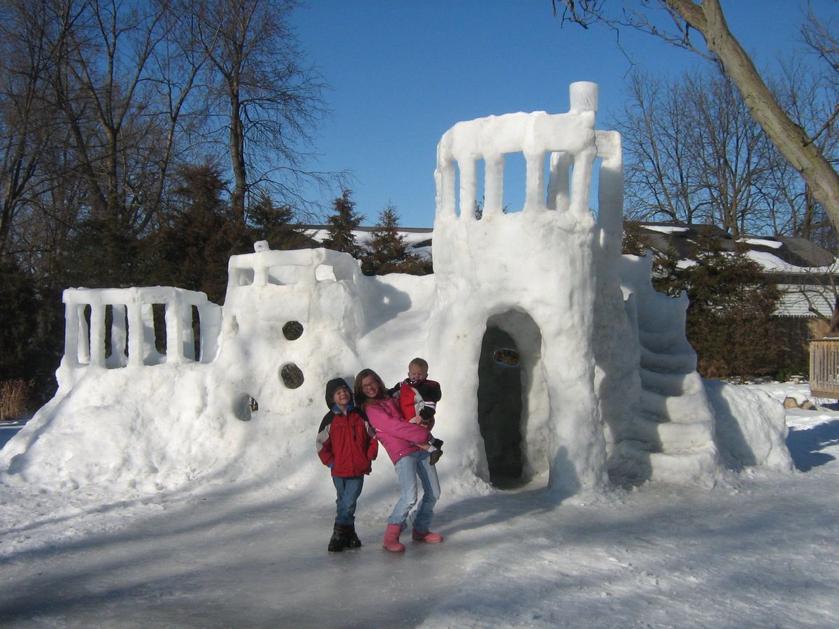anniierau's tweet photo. when he was a stay-at-home parent to three kids, my dad used snow forts as his physical and creative outlet and now i’m really good at ice and snow sculptures https://t.co/y4qCg4YiuB