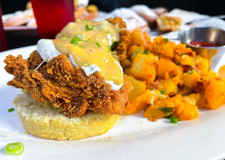 Have a great day, everyone! 😊 

We are excited to feature this Crispy Fried Chicken Benedict 🍗 at Brenda's French Soul Food. 

📍@brendasfrenchsf ✨
  📸 @sacfoodieclub
             
#TheEatGuide #chicken #chickenlover #brendasfrenchsoulfood #sanfranciscofood #yumyumgetyousome