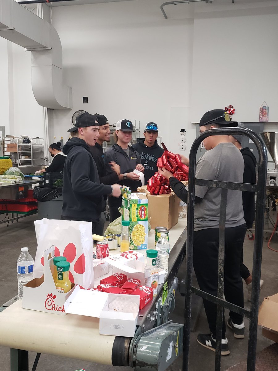 Thank you EPCC Baseball players for giving back to the community.   Thank you Vista Markets for your support. 
#baseballlife #TisTheSeasonToShowSomeLove #exceptionalindividuals #grateful