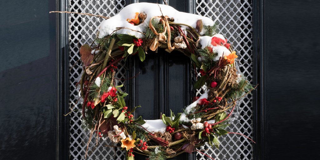 PPLElectric's tweet photo. Looking for energy efficient ways to decorate? Natural garlands, wreaths and ribbons make your home cozy and don’t require any energy beyond your own.
More about energy saving decorating tips on our blog: https://t.co/dPGSU2b5uI
#HolidayLighting #SaveWithPPL #EnergyEfficiency https://t.co/dJaen5tkHn