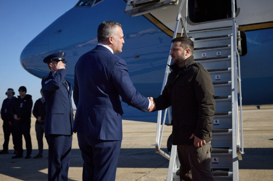 KyivIndependent's tweet photo. ⚡️ Zelensky arrives in Washington to meet with Biden on Dec. 21.

President Volodymyr Zelensky announced his arrival in Washington, D.C., on Dec. 21 to meet with U.S. President Joe Biden.

Photos: President Volodymyr Zelensky via Telegram. https://t.co/QQEIWetvut
