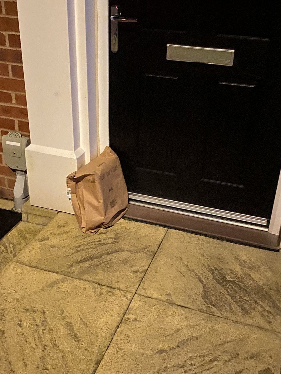 steven_guymer's tweet photo. @AmazonUK do you think this is an acceptable place to leave a parcel? https://t.co/DeSY8GZOjg