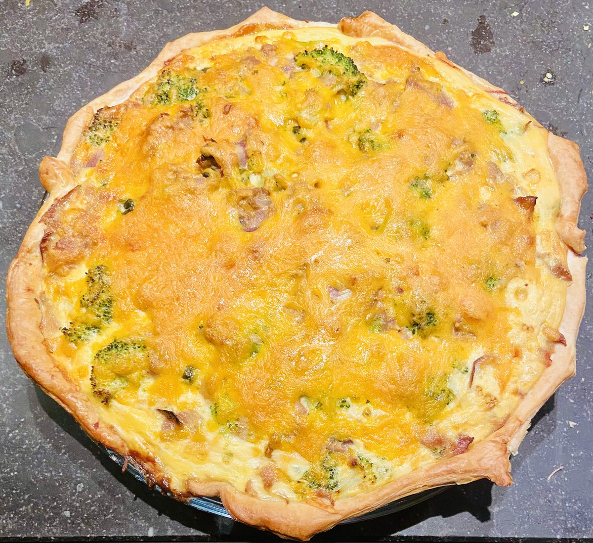 bartdecl's tweet photo. Vanavond #Quiche
Op aangeven van Jeroen Meus met #tonijn #broccoli #kappertjes #rodeui #knoflook #cheddar etc⦠https://t.co/J6xv2cq2vS