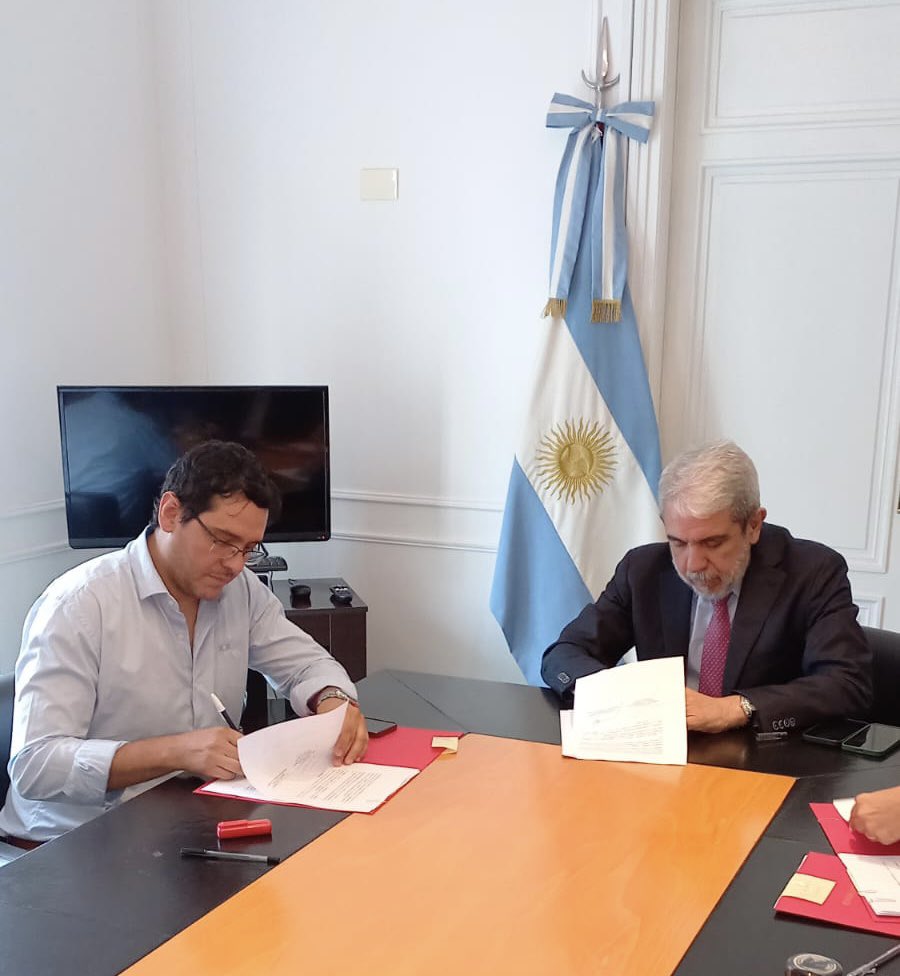 Firme convenio con <a href="/FernandezAnibal/">Aníbal Fernández</a> <a href="/MinSeg/">MinSeg</a> para la asistencia de fondos para la compra de nuevo equipamiento de monitoreo a través del cual vamos a mejorar el sistema de videovigilancia local. Gracias por ayudarnos a trabajar por la seguridad de nuestros vecinos