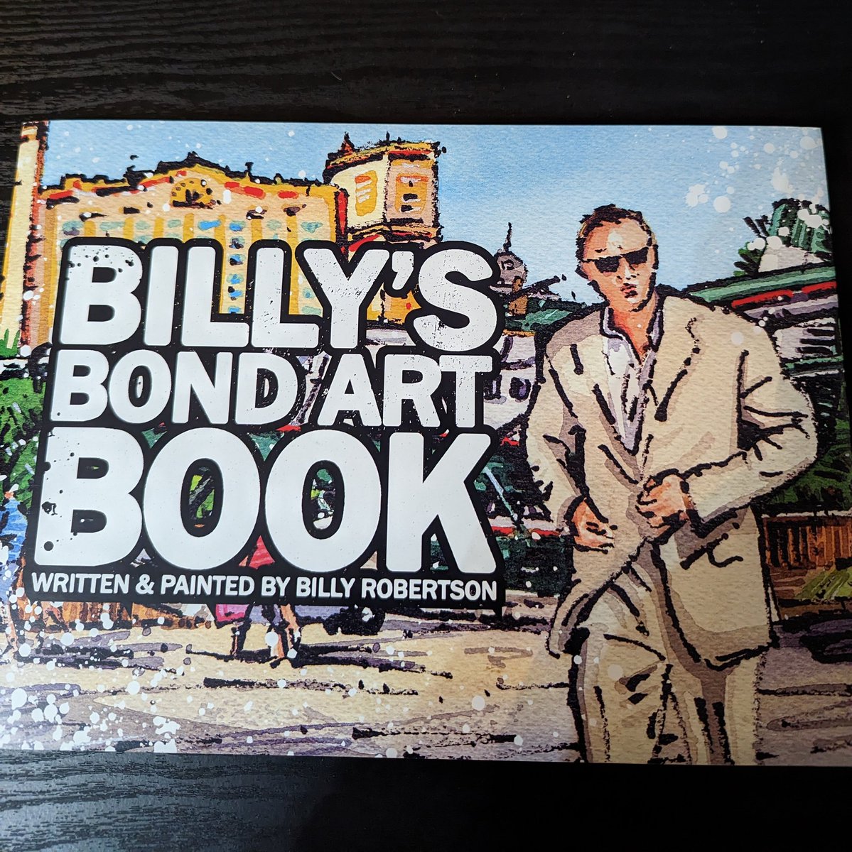 missinglink32's tweet image. Look what arrived just in time for the holidays @BillysBondArt! The book looks amazing, I can't wait to read it properly! 

#JamesBond