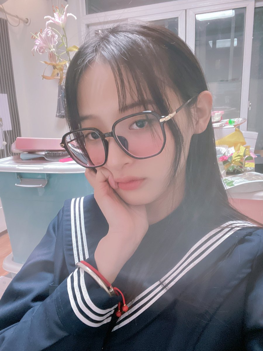 带我开始带上粉色的有色眼镜
开启人类科技的美颜滤镜
我发现我脸上全是字写满了
大 冤 种 https://t.co/LqxPVNLQev