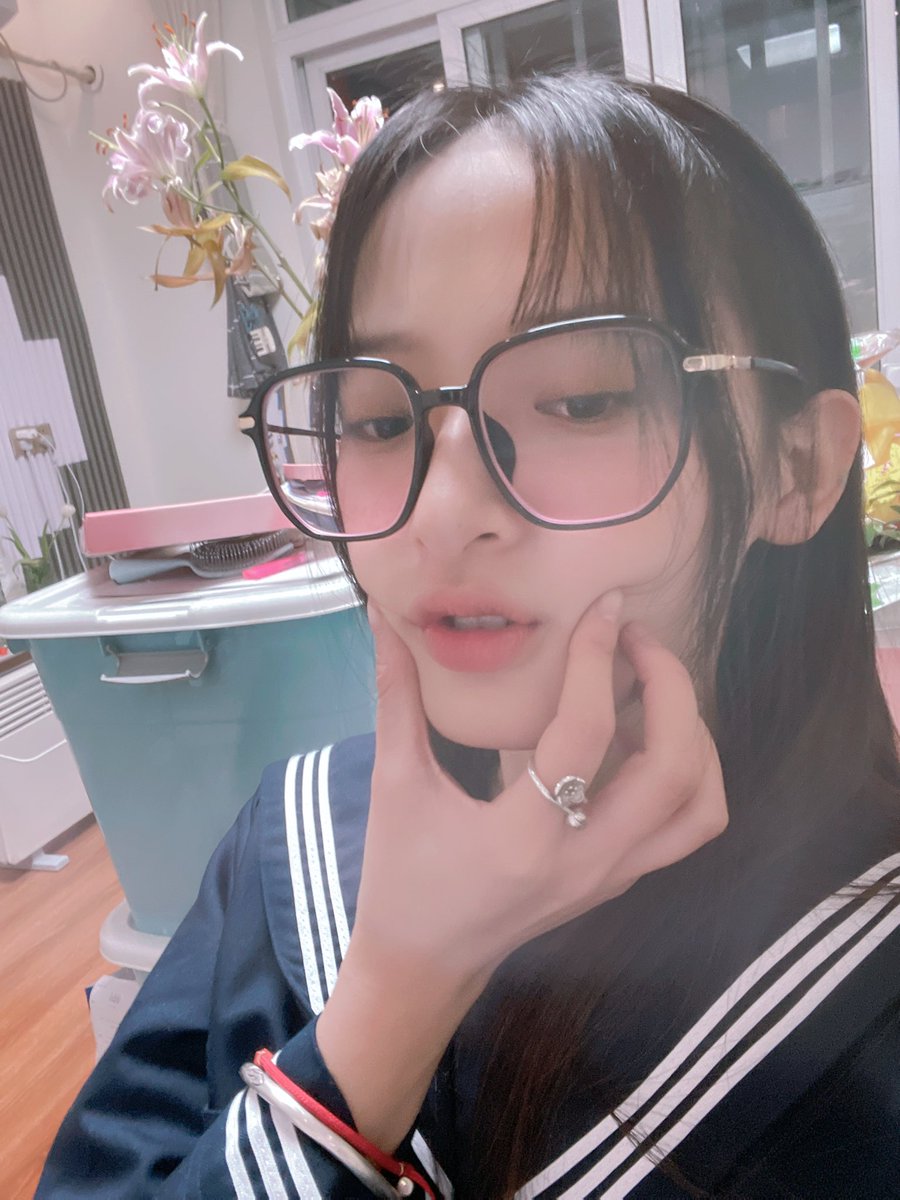 带我开始带上粉色的有色眼镜
开启人类科技的美颜滤镜
我发现我脸上全是字写满了
大 冤 种 https://t.co/LqxPVNLQev