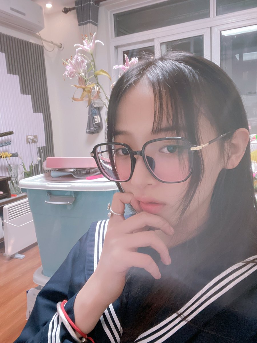 带我开始带上粉色的有色眼镜
开启人类科技的美颜滤镜
我发现我脸上全是字写满了
大 冤 种 https://t.co/LqxPVNLQev