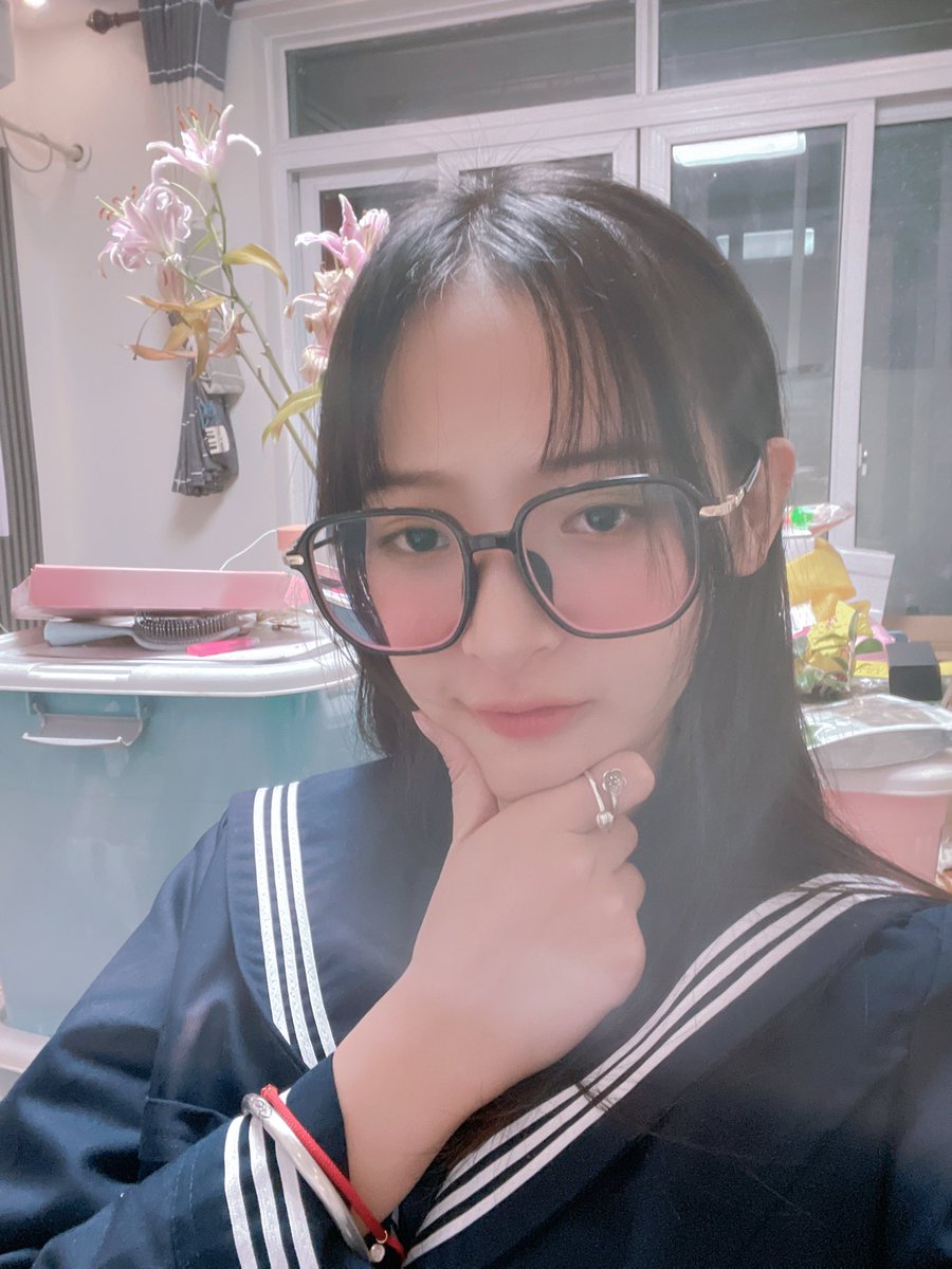 带我开始带上粉色的有色眼镜
开启人类科技的美颜滤镜
我发现我脸上全是字写满了
大 冤 种 https://t.co/LqxPVNLQev
