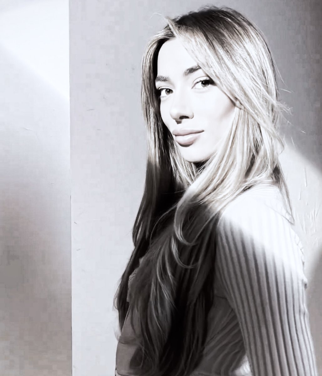 chiaraozz's tweet photo. Qua di Stile ed Eleganza ne abbiamo in abbondanza...💅❤
#SoleArmy https://t.co/F9HfXEJEwe