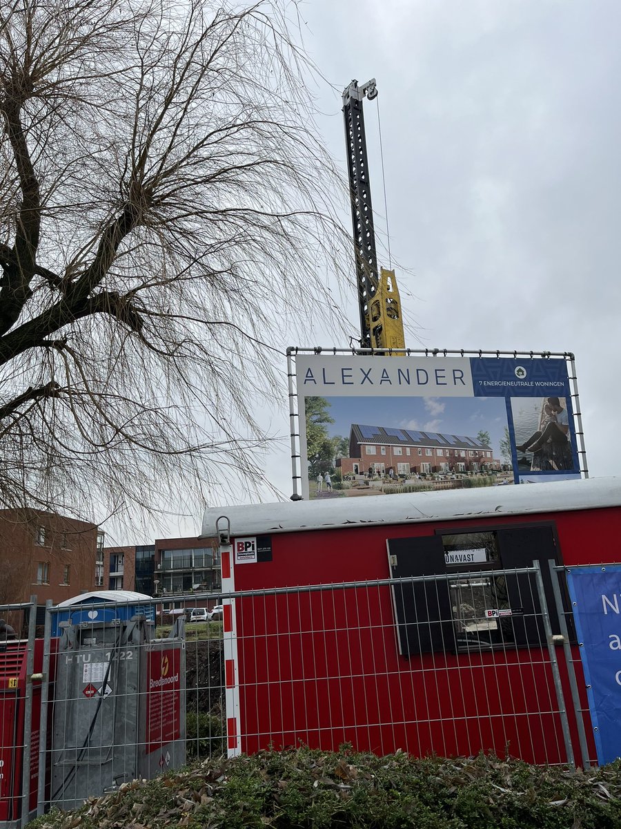 De laatste paal slaan van jouw nieuwe woning. Dat overkwam vanmiddag de koper van 1 van de 7 prachtige nieuwe woningen ontwikkeld door #Dunavast op de Maximalocatie in #Waarder <a href="/gem_BR/">Bodegraven-Reeuwijk</a>. Iedere extra woning en daardoor meer beweging op de woningmarkt is nu welkom.