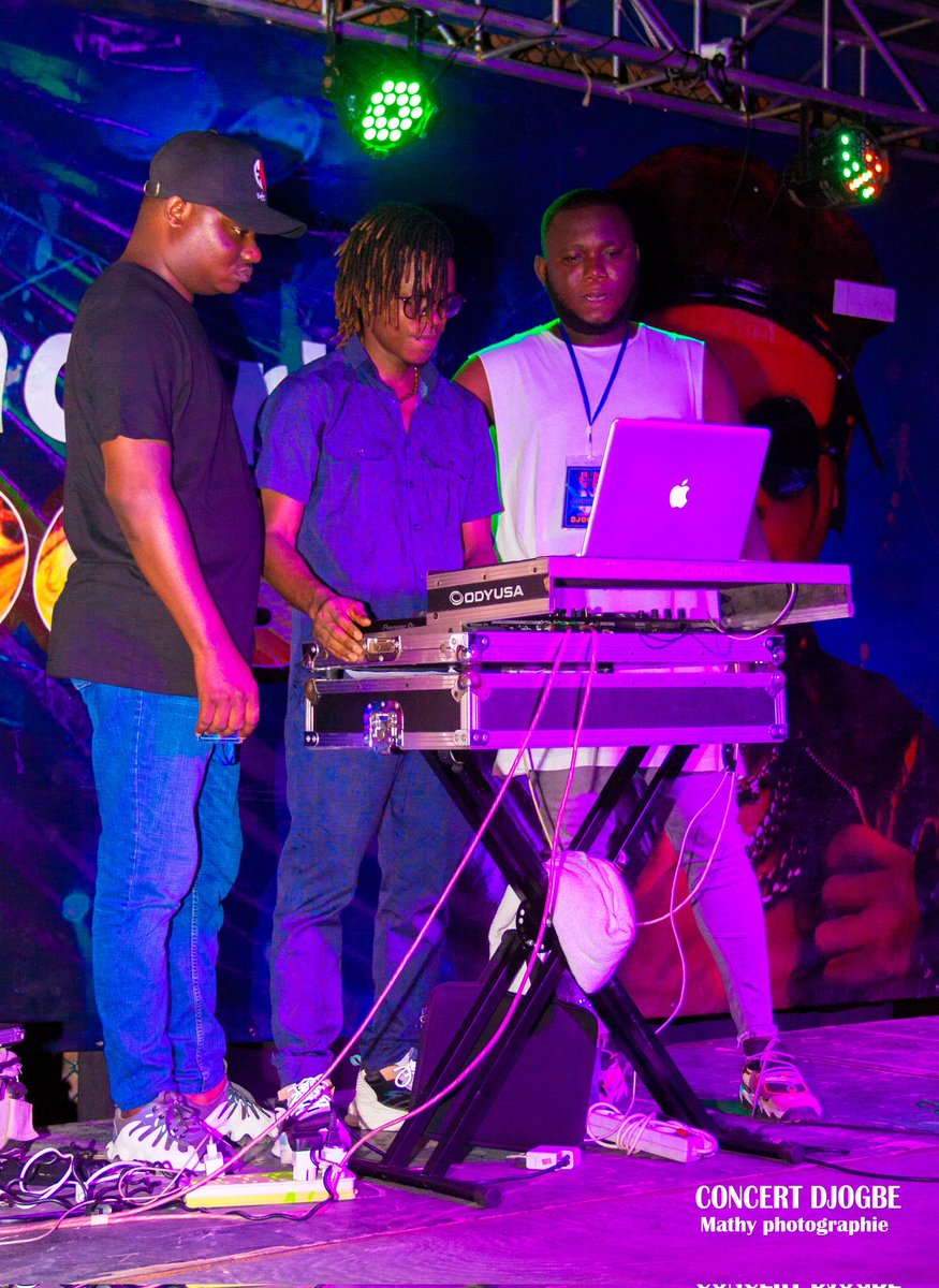 DjEmosDjekonmon's tweet photo. Samedi 17 décembre dernier à Akpakpa "Concert DJOGBE" de @mroyeofficiel
#Strawberrymusik #grouperuve #djemos #DjêKonMon #concertdjogbe #mroye #djlife #djchallenge #djmix #djman #ConcertDJ #djnightlife #maledj #djtour #djperformance #musiquebeninoise #Recap #Cotonou #benin https://t.co/w3lq0Uwaij