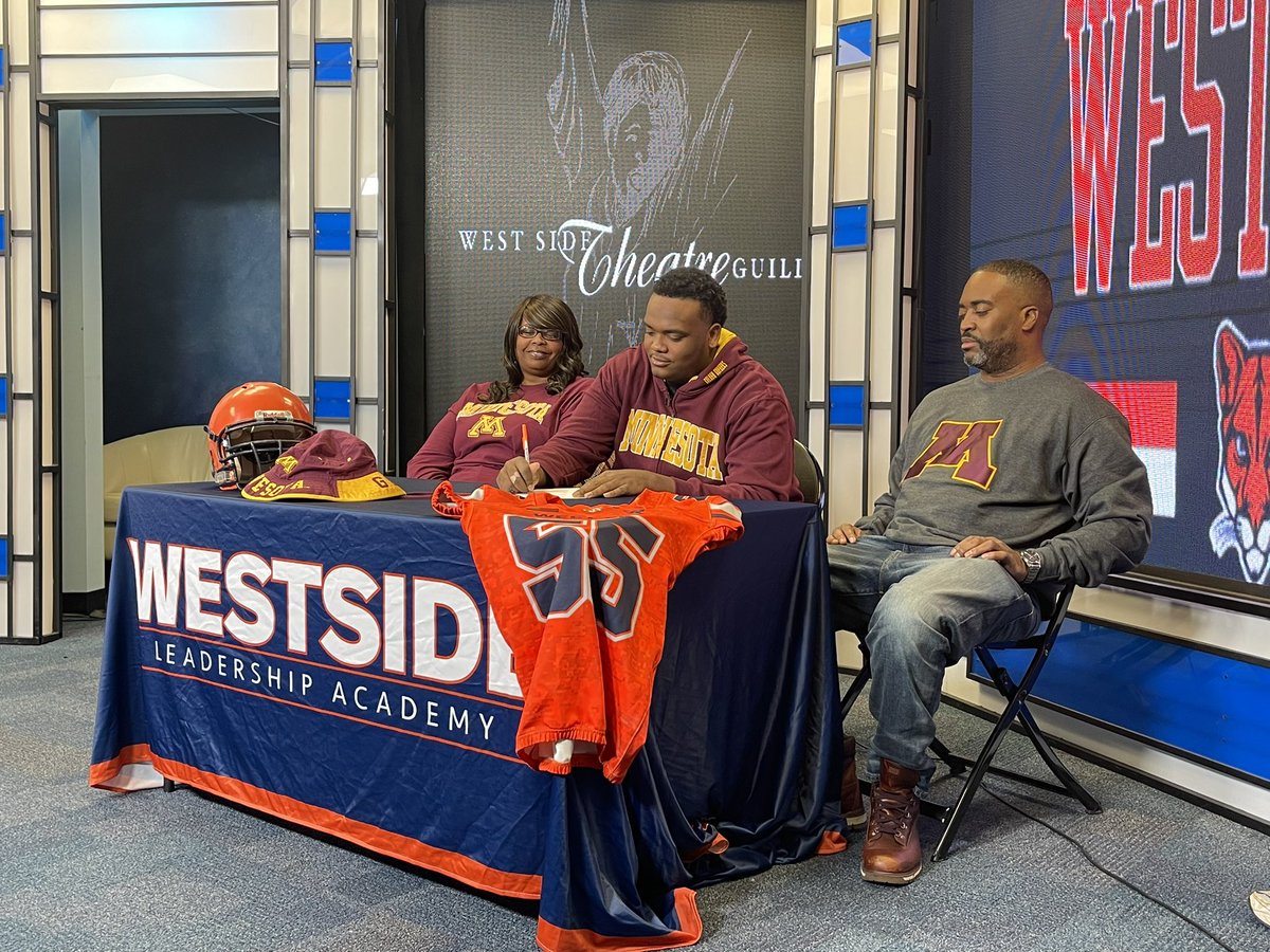 wscougarsfb's tweet image. This is what it’s all about! ✍🏾 #SigningDay2022 @DeEricMister