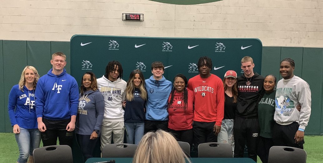 MamaMoodyX5's tweet image. It is such a blessing to see so many dreams coming true! So much love and happiness in the air today. God’s work🤲 #SigningDay2022