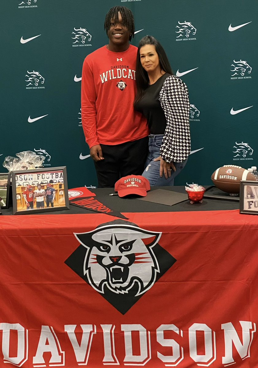 MamaMoodyX5's tweet image. It is such a blessing to see so many dreams coming true! So much love and happiness in the air today. God’s work🤲 #SigningDay2022