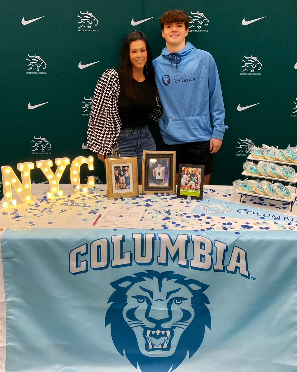 MamaMoodyX5's tweet image. It is such a blessing to see so many dreams coming true! So much love and happiness in the air today. God’s work🤲 #SigningDay2022