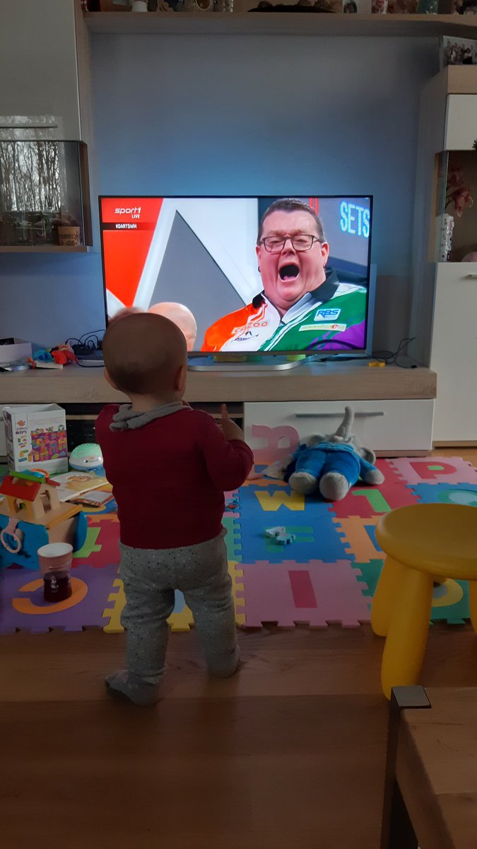 Benji1385's tweet photo. Darting Dad ist zurück ✌
Erinnerst du dich Elmar? Letztes Jahr das Kind noch um den Bauch gebunden, heute steht sie schon selbst und schaut zu✌

#dartzn https://t.co/VmpaeFxw2Z