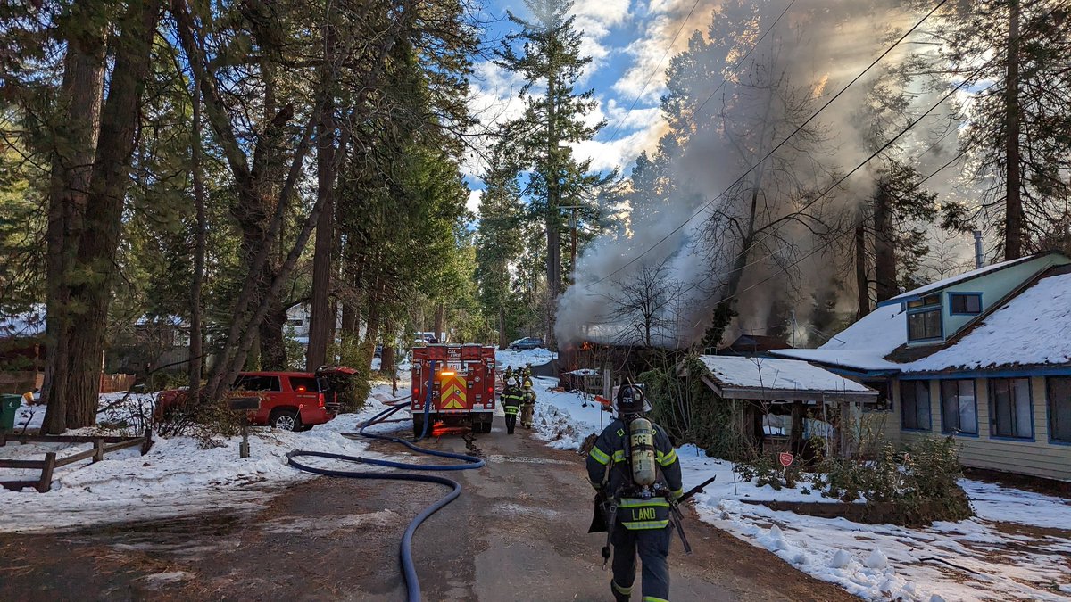 ELDO_Co_Fire's tweet photo. Before 10 am firefighters responded to an outbuilding on fire on Center View Dr in Pollock Pines. Crews were hindered in fighting the well-involved blaze that scorched another adjacent building due to down live power lines. No injuries reported. The fire is under investigation. https://t.co/VyShkJd6tx