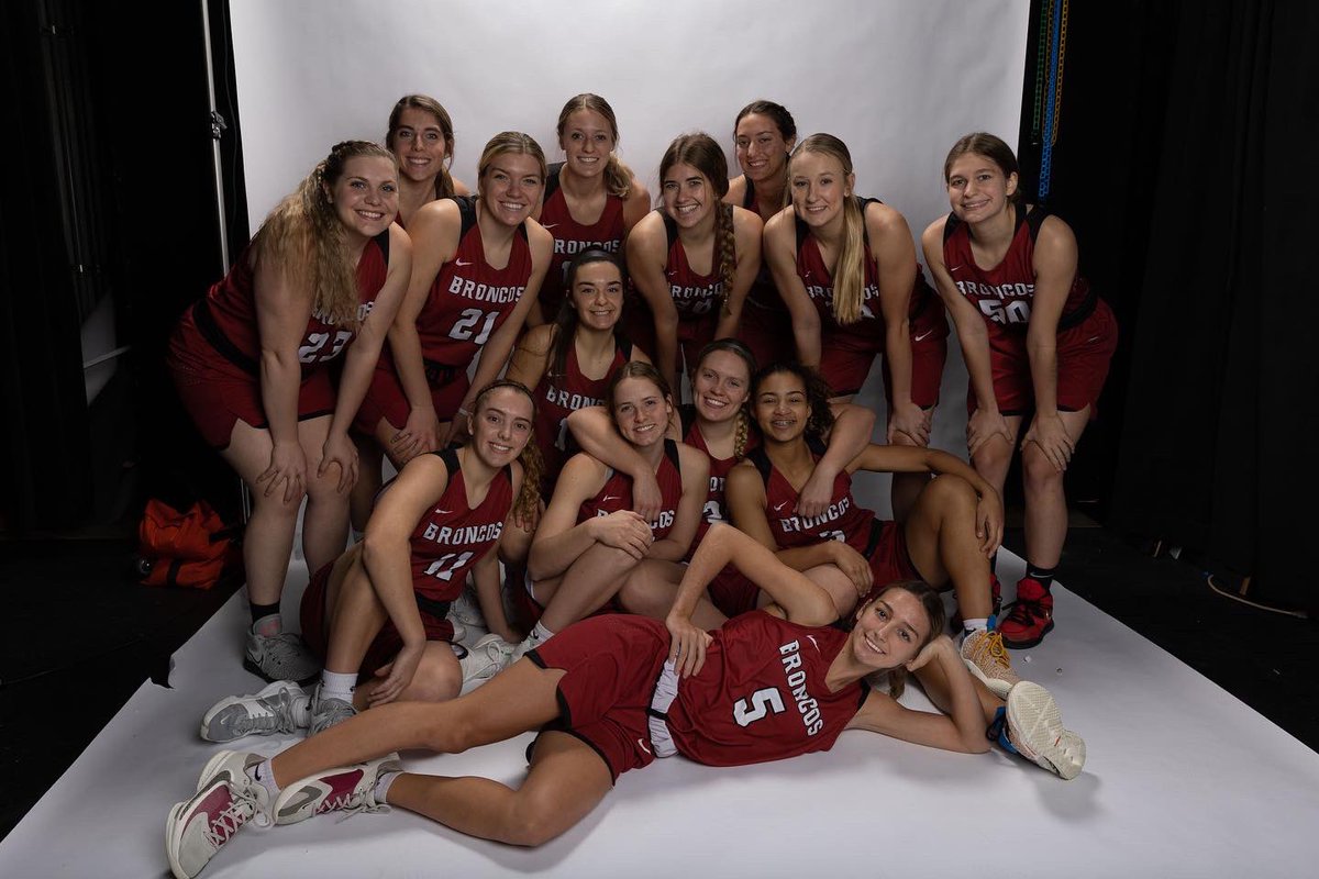 alliehoops21's tweet photo. The gang @HCBroncoWBB https://t.co/xnp4ez6bDJ