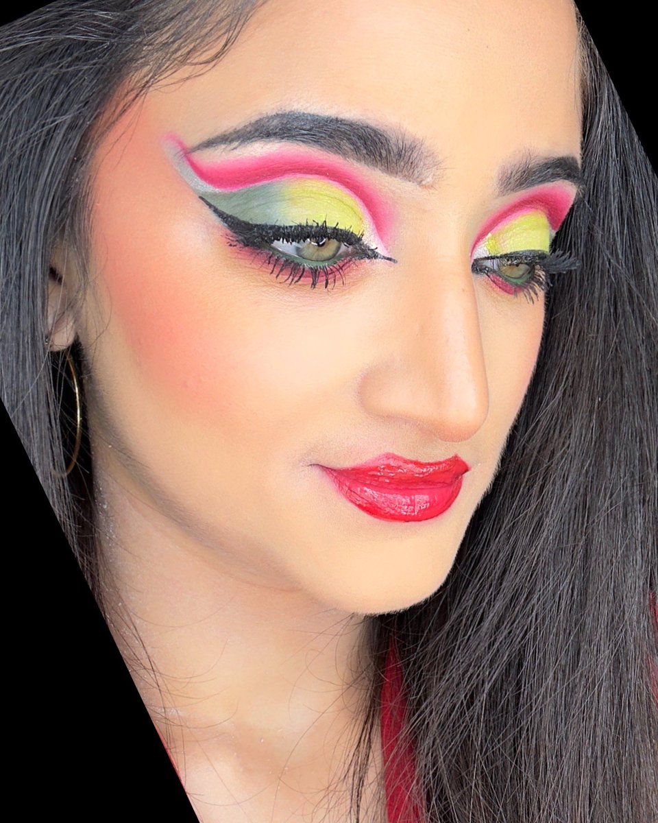Lili_13or's tweet photo. #glamoureyeshadow #makeupinfluencer #makeuppost Β #maquillagelover #cutcreasemakeup #christmasiscoming #eyesgreen Β #makeuptrends #cateyes #christmas #wakeupandmakeup Β #fullmakeup #eyemakeuplook #colourfulmakeup #christmasglam #christmasmakeup #itschristmastime #graphiceyeliner https://t.co/p8r1RlUxUu