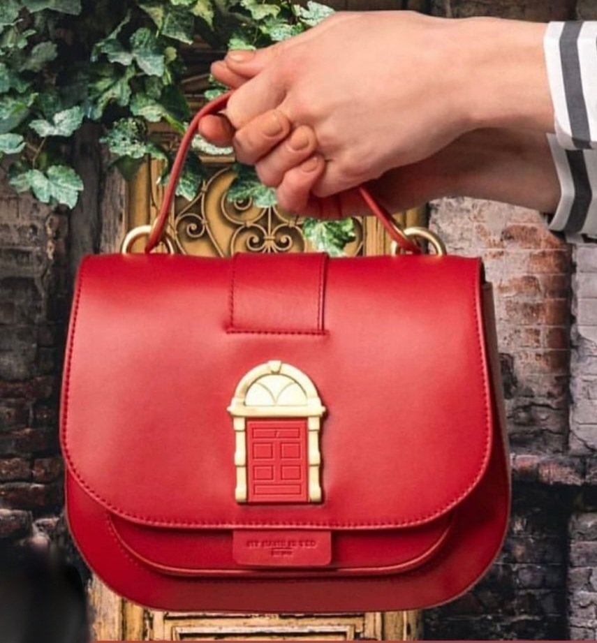 CIFDtweets's tweet photo. Red from @tedbags #irishfashion #handbag #redhandbag #crossbody #leather #georgiandoors #giftideas #IrishFashionArt #giftirishstyle #tedbags #Irishdesign #CIFD https://t.co/6snN9YUk2S