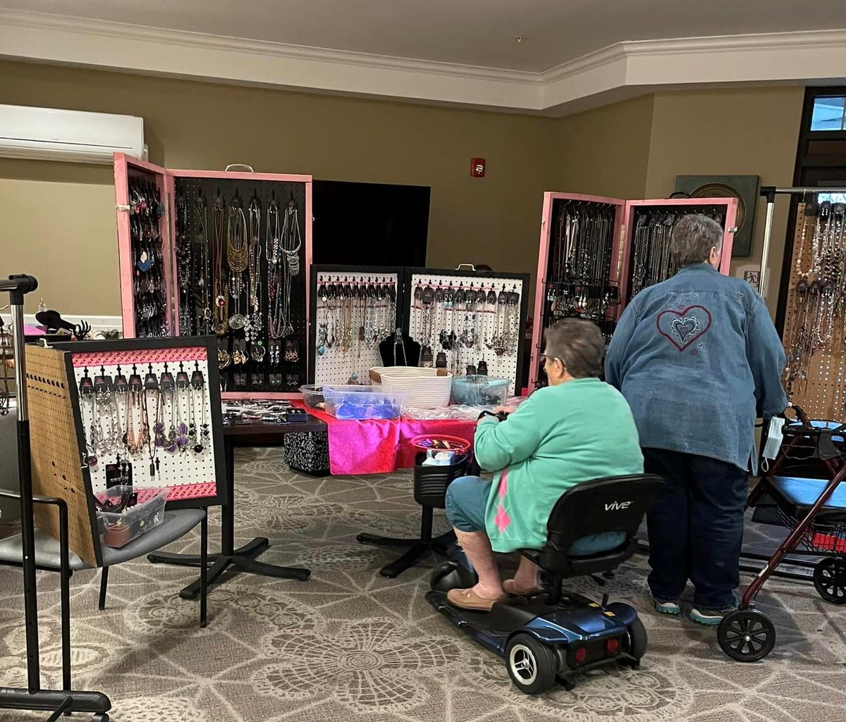 Hellenic Senior Living of Indianapolis residents got into the holiday spirit by decorating stockings, listening to Christmas music & playing Christmas Bingo. Jewelry & craft vendors made holiday shopping fun!
🏘  indianapolis.ahepaseniorliving.org
#AffordableHousing #AssistedLivingCommunity