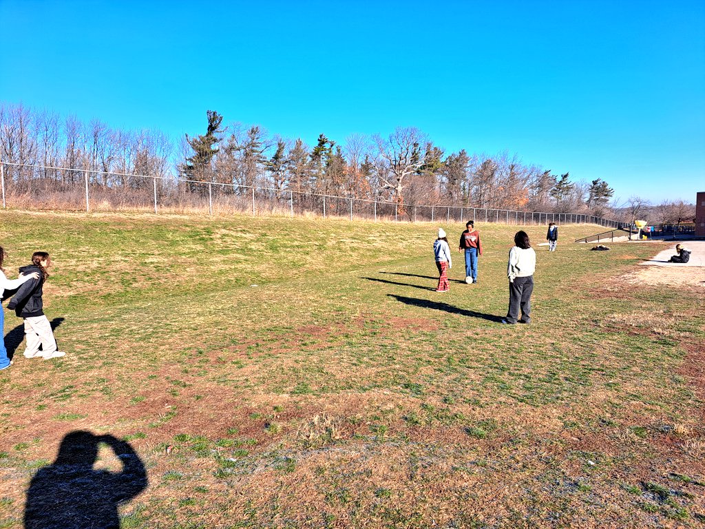 notoriousmrbigg's tweet photo. The Grade 8s enjoying some #DPA in the beautiful sunshine today ๐ The fresh air & exercise certainly woke us up! ๐
๐โฝ Make sure u have ur outdoor shoes on!! ๐๐ฟ @MargueriteHCDSB @missobrien11 @opheacanada https://t.co/yfVd8pY5zP